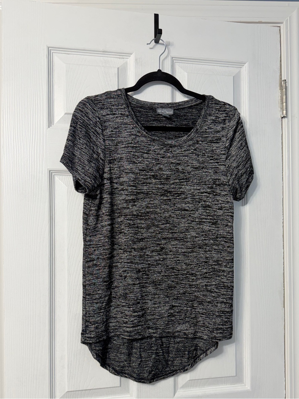 Market & Spruce grey weathered t shirt with scoop neckline size small, mild pili